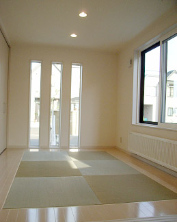 写真：琉球畳を使用した和風の洋室